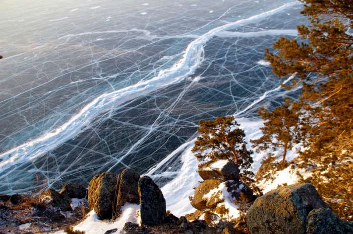 Трещина на байкале. Становые щели на Байкале. Байкал трещины на льду. Становая трещина на Байкале. Великое озеро Байкал.