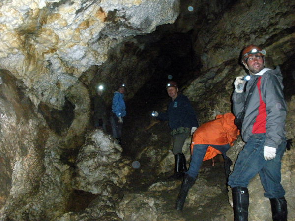 всадники в пещере